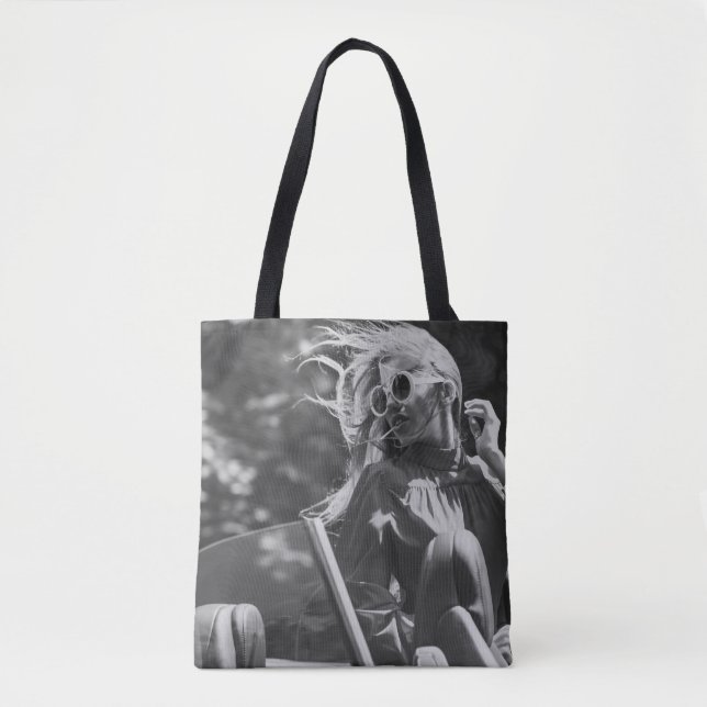 Hübsche Frau in einem Cabrio Tasche (Vorderseite)