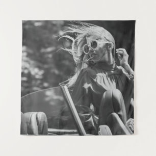 Hübsche Frau in einem Cabrio Wandteppich