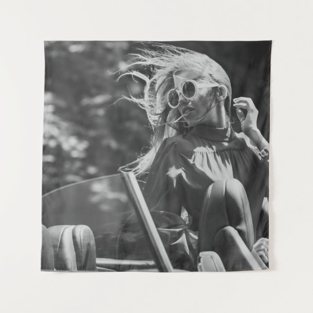 Hübsche Frau in einem Cabrio Wandteppich (Vorderseite)