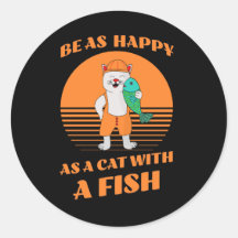 Hübsche glückliche Katze, die einen Fisch hält. Fu