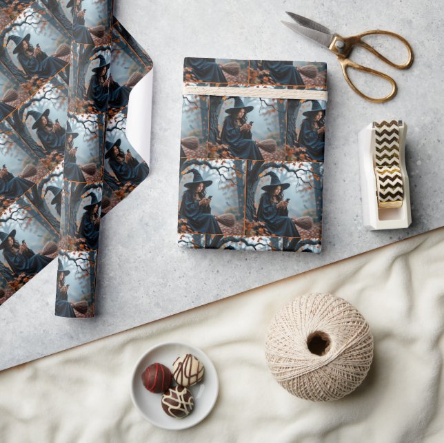 Hübsche Halloween-Hexe Simste auf einem Handy Geschenkpapier (Kunsthandwerk)