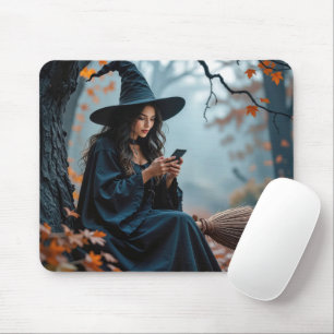 Hübsche Halloween-Hexe Simste auf einem Handy Mousepad
