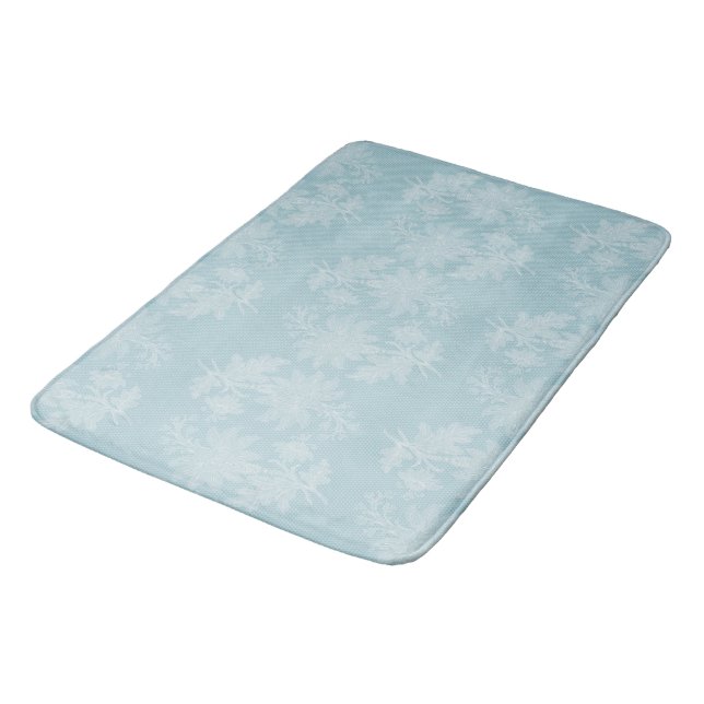 Hübsche hellblaue weiße Blumen-Faux-Spitze   Badematte (Schrägansicht)