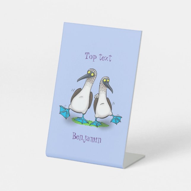 Hübsche, hellblaufüßige Boobies tanzen Cartoon Sockelschild (Vorderseite)