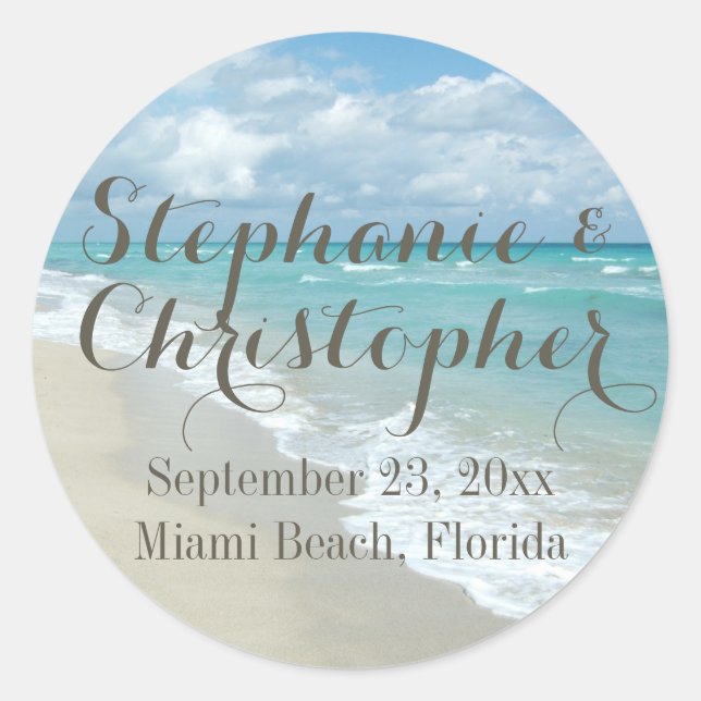 Hübsche Hochzeitsgunst am weißen Sandstrand Runder Aufkleber (Vorderseite)
