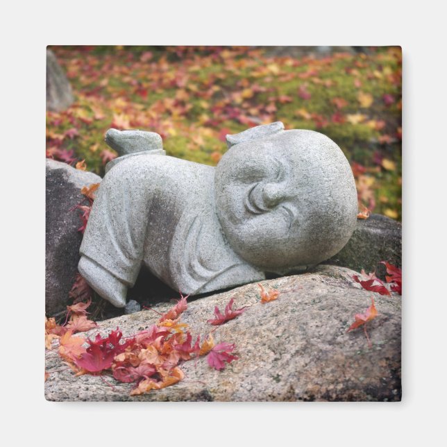 Hübsche japanische Mönchsstatue mit Herbstblättern Magnet (Vorne)