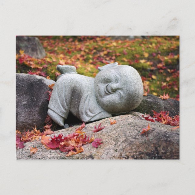 Hübsche japanische Mönchsstatue mit Herbstblättern Postkarte (Vorderseite)