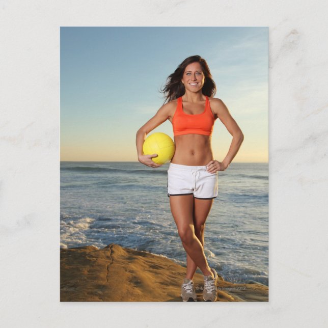 hübsche, junge Frau mit Volleyball bei Postkarte (Vorderseite)