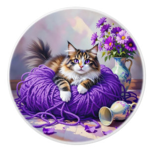 Hübsche Katze mit lila Blumen und Garn Keramikknauf