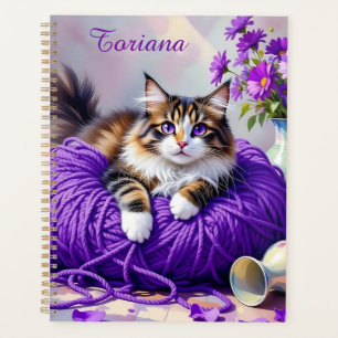 Hübsche Katze mit lila Blumen und Garn Planer