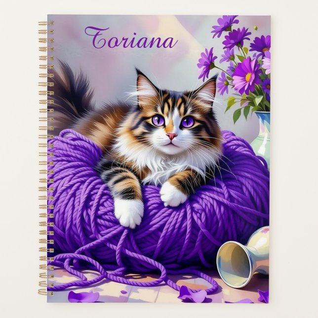Hübsche Katze mit lila Blumen und Garn   Planer (Vorderseite)