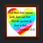 HÜBSCHE KORINTHIANER 13:13 RAINBOW HERZ DESIGN SCHMUCKSCHACHTEL<br><div class="desc">Verbreitet Liebe mit diesem hübschen Regenbogenherz inspirierende Schrift Vers 1 Korinther 13:13 über T-Shirts und Geschenke. Und diese drei bleiben, Glauben, Hoffnung und Liebe, aber das bestste davon ist Liebe. Dieses farbenfrohe 1 Korinther 13:13 Design wird ein wertvolles Geschenk machen, wenn Segen, dass jemand Besonderes, dass Jesus Liebe und das...</div>
