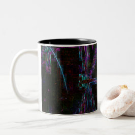 Hübsche Lila blaue Libellen auf Schwarz Zweifarbige Tasse