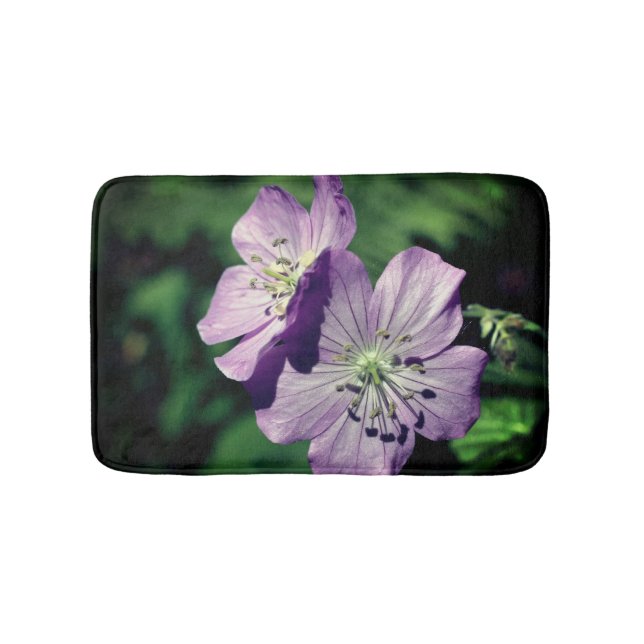 Hübsche Lila Geranium-Blume Nah Badematte (Vorderseite)