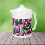 Hübsche Lila Tulissen<br><div class="desc">Weiße Keramik Teekanne mit Deckel,  die das Foto eines Gartens von hübschen,  lila Tulip Blüten zeigt. Ein schönes,  blumengeschmücktes Design!</div>