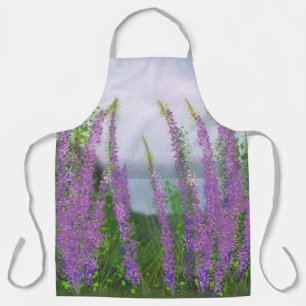 Hübsche Lupinenblumen am See Schürze