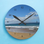 Hübsche Meerestide Runde Wanduhr<br><div class="desc">Diese wunderschöne Uhr ist ideal, um ein niedliches Strandhaus zu dekorieren. Kleine blaue Wellen reihen sich unter hübschen Wolken an einem herrlichen Strand hoch. Ich Liebe die Küste.</div>