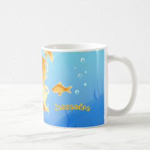 Hübsche Meerjungfrau mit Goldfish unter Wasser Kaffeetasse