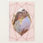 Hübsche moderne geometrische Rose Gold | Blüte | F Planer<br><div class="desc">Dieses stilvolle Planer-Notebook verfügt über ein geometrisches Imitat Rose Gold-Folie über einen rot-rosa Hintergrund. Beinhaltet Bildvorlagen sowohl auf der Vorderseite als auch auf der Rückseite, sowie eine Textvorlage auf der Vorderseite zur Personalisierung!</div>