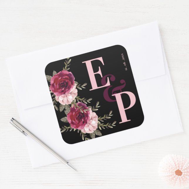 Hübsche Mongram Burgundy Blush Pink Floral Wedding Quadratischer Aufkleber (Umschlag)