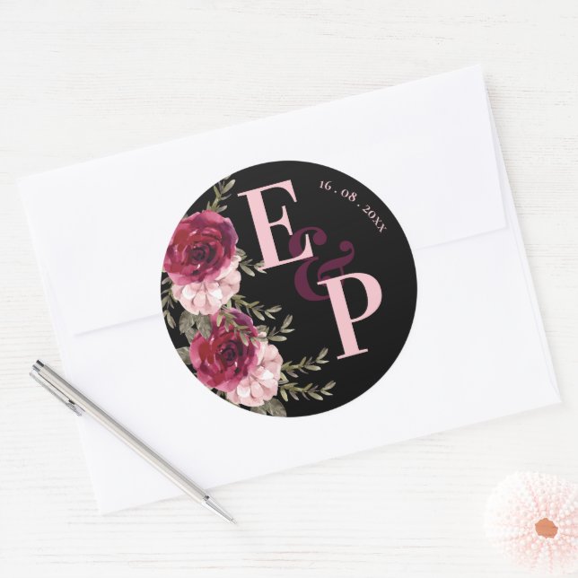 Hübsche Mongram Burgundy Blush Pink Floral Wedding Runder Aufkleber (Umschlag)