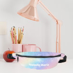 Hübsche Pastel Rainbow Sparkle Personalisiert Bauchtasche<br><div class="desc">Dieses hübsche,  pastellfarbene,  glänzende Fanny-Pack mit seinem Namen in niedlicher weißer Schrift. Dieses magische Design hat ein mädchenhaftes rosa und lila Muster und schöne Lichtstürme.</div>