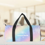 Hübsche Pastel Rainbow Sparkle Personalisiert Duffle Bag<br><div class="desc">Diese hübsche pastellfarbene Regenbogencreme-Duffeltasche ist mit Ihrem Namen in niedlich weißem Schriftsatz versehen. Dieses magische Design hat ein mädchenhaftes rosa und lila Muster und schöne Lichtstürme.</div>
