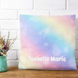 Hübsche Pastel Rainbow Sparkle Personalisiert Girl Kissen<br><div class="desc">Dekorieren Sie Ihr kleines Mädchenzimmer mit einem hübschen pastellfarbenen,  glänzenden Kissen aus Regenbogen,  das den Namen Ihres Kindes in niedlichem Weiß darstellt. Die zauberhafte Dekoration des Kinderzimmers ist ein Beispiel für den Zauber der Kindheit.</div>