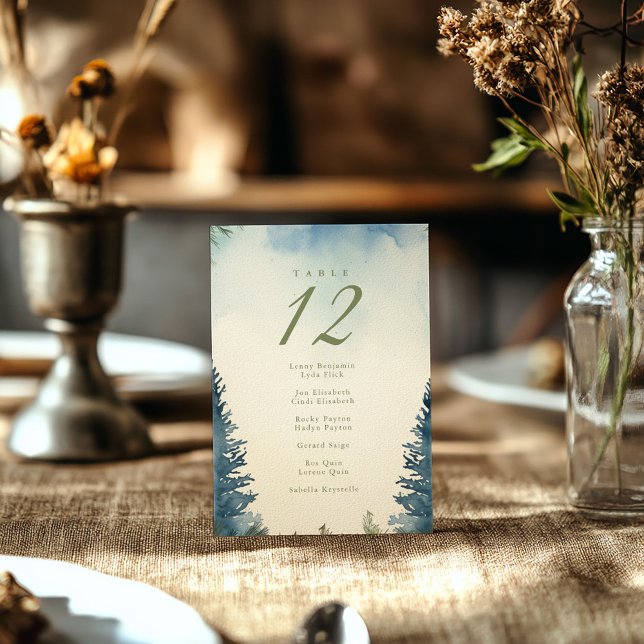 Hübsche Pinienbäume - Grüne Sitzkarte Einladung (Serene watercolor forest design with misty evergreens framing the table number card.)