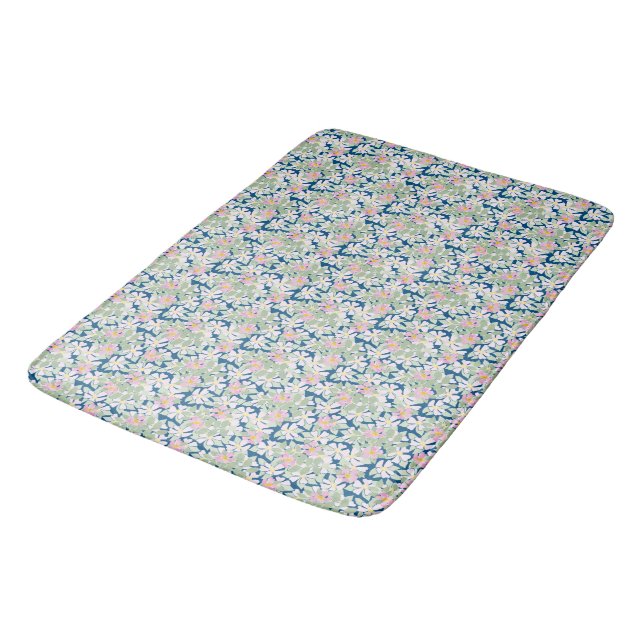 Hübsche Pink Dog Rose auf Navy Blue Muster Badematte (Schrägansicht)