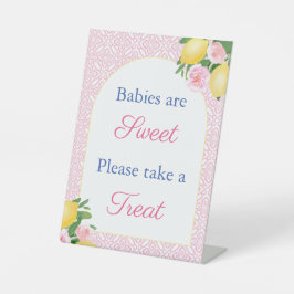 Hübsche Pink Lemons nehmen eine Leckerei Baby Dusc Sockelschild