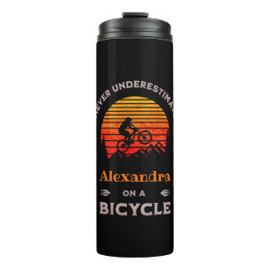 Hübsche Radlerin mit personalisiertem Fahrrad MTB Thermosbecher