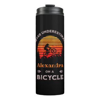 Hübsche Radlerin mit personalisiertem Fahrrad MTB Thermosbecher