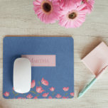 Hübsche rosa Blume auf dem Blue Watercolor Mouse P Mousepad<br><div class="desc">Mit feinen, rosa Blume auf einem farbenfrohen, blauen Hintergrund ist dieses Mauspad für jeden Schreibtisch angenehm. Es wäre ein tolles Geschenk oder eine besondere Leckerei für sich. Passen Sie Ihren Namen für diese besondere, durchdachte Touch an. Viele weitere Produkte, die mit diesem Design erhältlich sind, und vieles mehr auf Pips...</div>