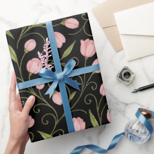 Hübsche, rosa Blume auf Schwarz mit sich wiederhol Geschenkpapier