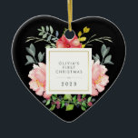 Hübsche rosa Blume Kindermädchen Erste Weihnachten Keramikornament<br><div class="desc">Dieses wunderschöne Ornament besticht durch hübsche, im Aquarellstil gehaltene Rosa-Bäume und graue und grüne Blätter. In der Mitte befindet sich ein quadratischer Rahmen mit Goldfolie für Imitate, und Sie können mit der Vorlage den Namen Ihres Babys und jede Nachricht oder jedes Jahr personalisieren. (BITTE BEACHTEN SIE: Das Gold-Aussehen wird bedruckt,...</div>
