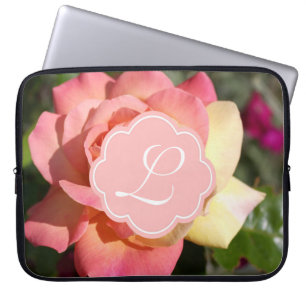Hübsche rosa-gelbe Blume, kundenspezifisch Laptopschutzhülle