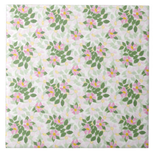 Hübsche rosa Heckenrosen auf weißem Muster Fliese