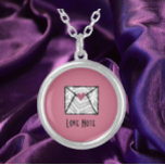 Hübsche rosa Liebe Hinweis Herz Versilberte Kette<br><div class="desc">Rosa und graue Liebe Noten Herzumschlag mit LIEBE HINWEIS in moderner Schrift.</div>