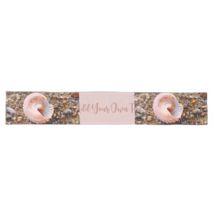 Hübsche rosa Muschel am Stony Beach Custom Großer Tischläufer