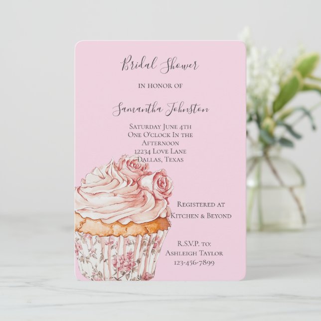 Hübsche rosa Rosen Blumen Cupcake Brautparty Einladung (Stehend Vorderseite)