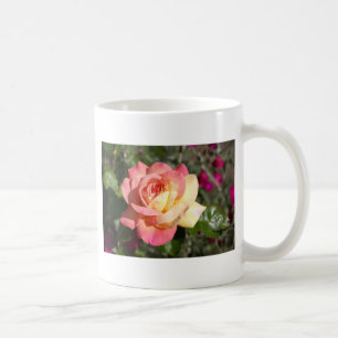 Hübsche rosa und gelbe Blume. floral Kaffeetasse