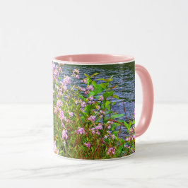 Hübsche rosa Wildblumen, Fluss, natürliche Blume Tasse