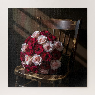 Hübsche Rosen auf einem rustikalen Stuhl