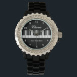 Hübsche, schwarz-weiße Klaviertasten beobachten Fr Armbanduhr<br><div class="desc">Hübsche schwarz-weiße Klaviertasten passen auf Frauen auf. Personalisieren Sie mit Namen,  Monogramm,  lustigem Zitat oder Slogan. Benutzerdefinierte Hintergrundfarbe. Einzigartige Geschenkideen zum Geburtstag für Klavierspieler,  Pianist,  Musiker,  Musiker,  Instruktor,  Produzent,  Künstler,  Ehefrau,  Mutter etc. Klassische Frauenuhr mit modernem Trageband.</div>