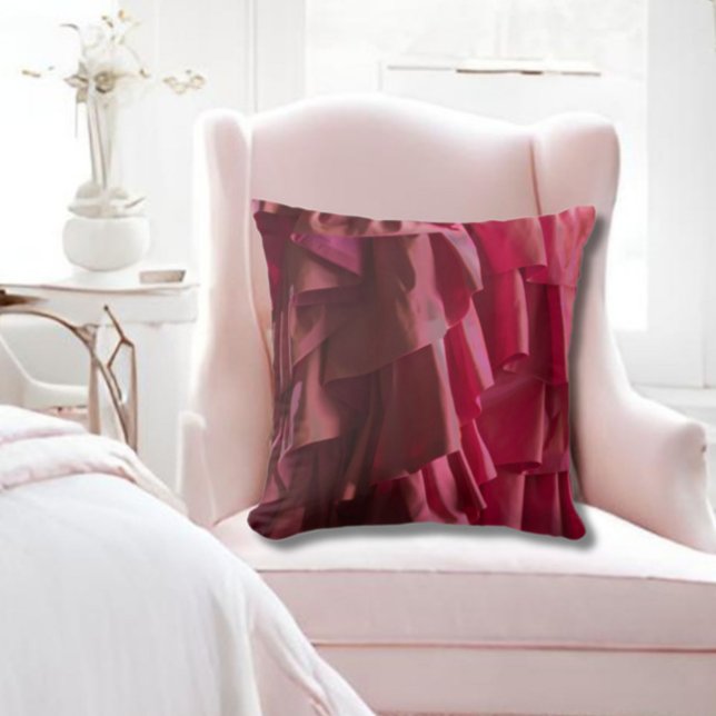Hübsche Seidenraupenmuster Modernste  Rosa Kissen (Glam up your bedroom or feminine space with this hot pink ruffles pattern modern throw pillow!)