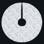 Hübsche Silberschneeflocken auf Winterweiß Polyester Weihnachtsbaumdecke<br><div class="desc">Die hübschen Silberschneeflocken in gemischten Größen (grau) verteilen sich auf dieses Weihnachtsgeschmack. Dieses niedliche festliche Design mit einem knalligen,  winterweißen Hintergrund wird jedem Alter gefallen und ist perfekt für jeden,  der weiche und zarte Weihnachtsmuster mag.</div>