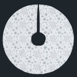 Hübsche Silberschneeflocken auf Winterweiß Polyester Weihnachtsbaumdecke<br><div class="desc">Die hübschen Silberschneeflocken in gemischten Größen (grau) verteilen sich auf dieses Weihnachtsgeschmack. Dieses niedliche festliche Design mit einem knalligen,  winterweißen Hintergrund wird jedem Alter gefallen und ist perfekt für jeden,  der weiche und zarte Weihnachtsmuster mag.</div>