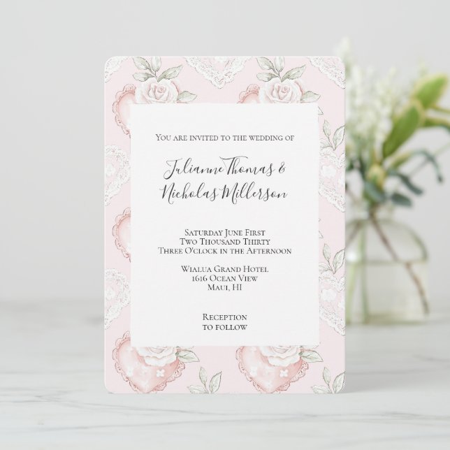 Hübsche White Roses Lace Hearts Wedding Einladung (Stehend Vorderseite)