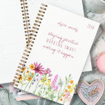 Hübsche Wildblumen Positives Zitat Personalisiert Planer<br><div class="desc">Wildblume Planer, unbeaufsichtigt und bereit, mit Ihrem Namen und dem Jahr zu personalisieren. Das Positivziffer lautet "bleibe positiv, arbeitet intelligent, macht es möglich" in der lässigen Schrift und der mageren Schriftart-Typografie. Trendfarbener Rand von wilden Blume in Rosa, lila-orange und gelb. Hütte Gartendesign für Mädchen und Frauen - perfekt für Zuhause...</div>